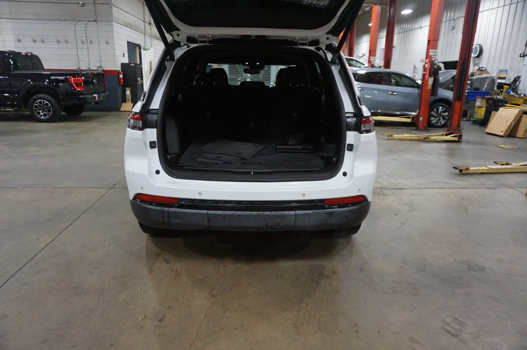 Used 2023 Jeep Grand Cherokee Altitude AWD/4WD image 16