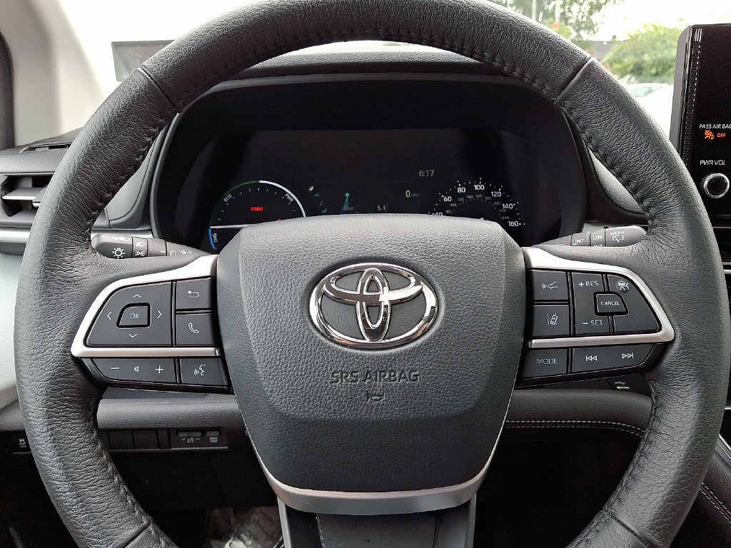 Used 2025 Toyota Sienna XLE FWD image 20