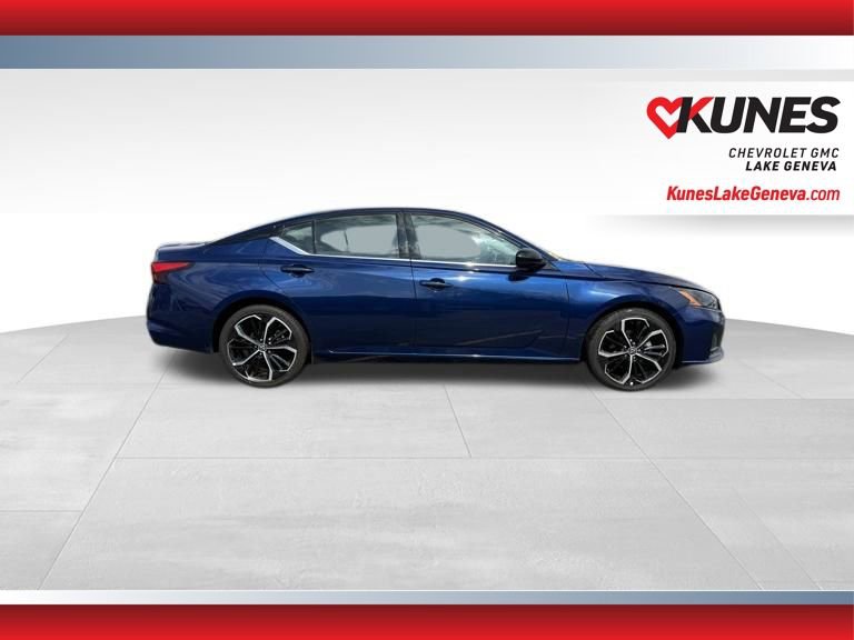 Used 2024 Nissan Altima 2.5 SR image 3