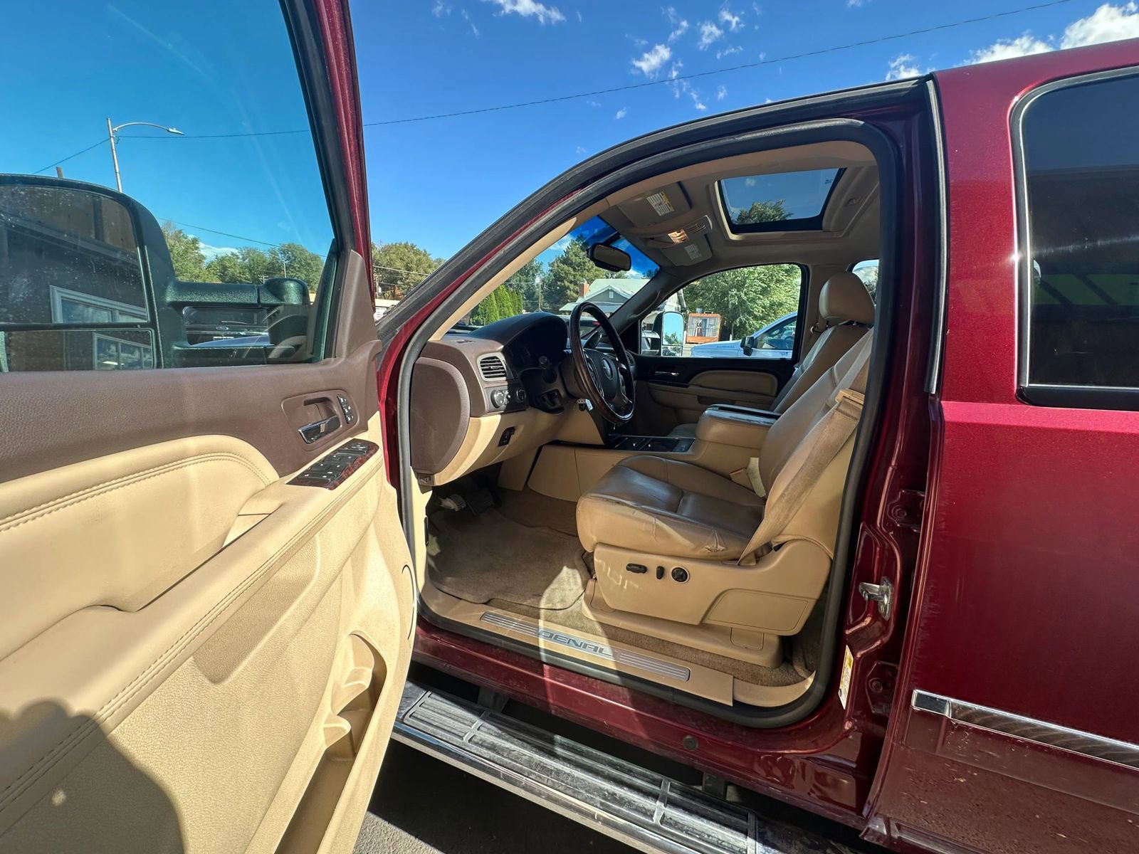 Used 2014 GMC Sierra 2500 Denali w/ Suspension Package, Off-Road image 16