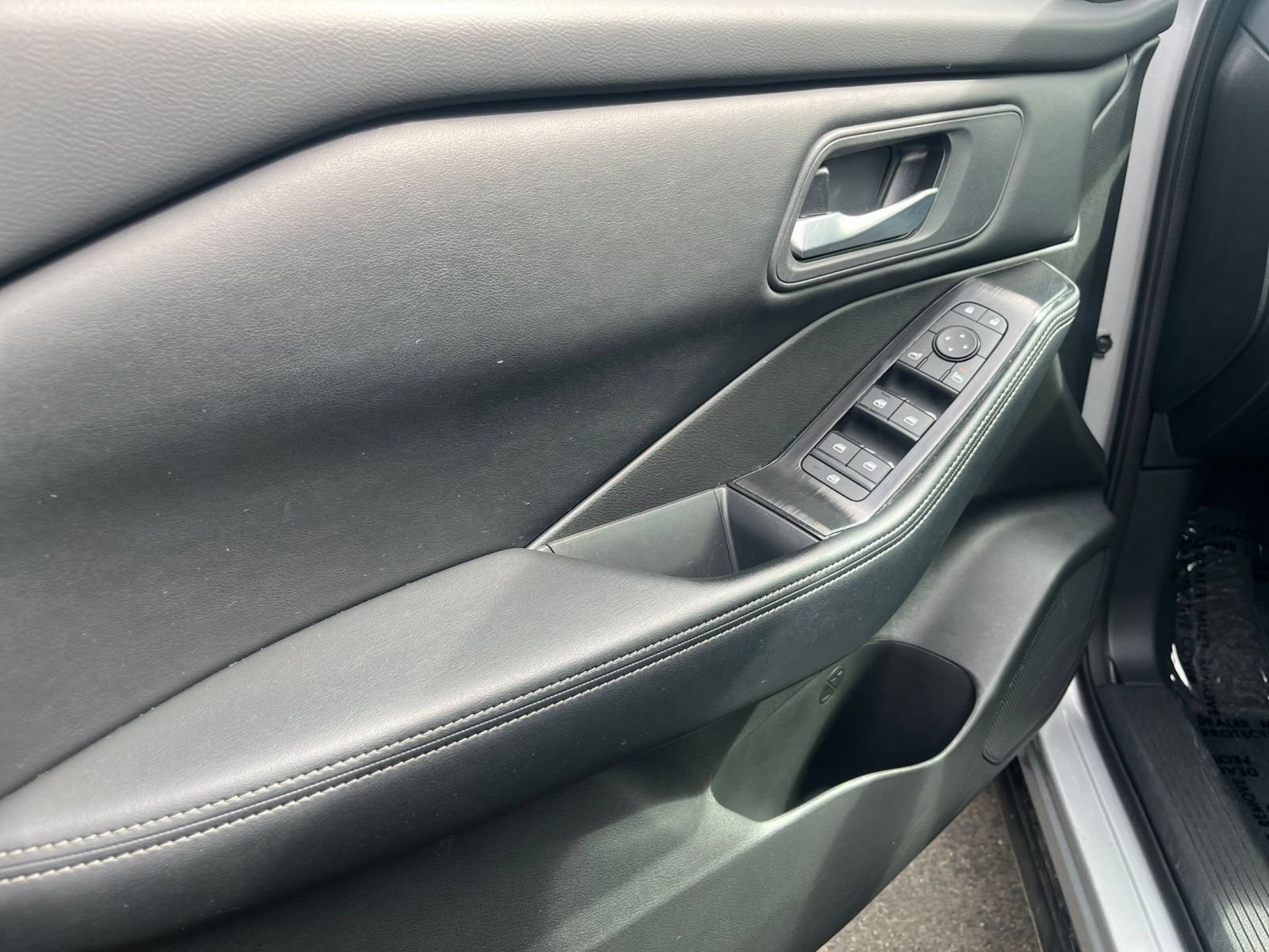 Used 2025 Nissan Rogue SV FWD image 18