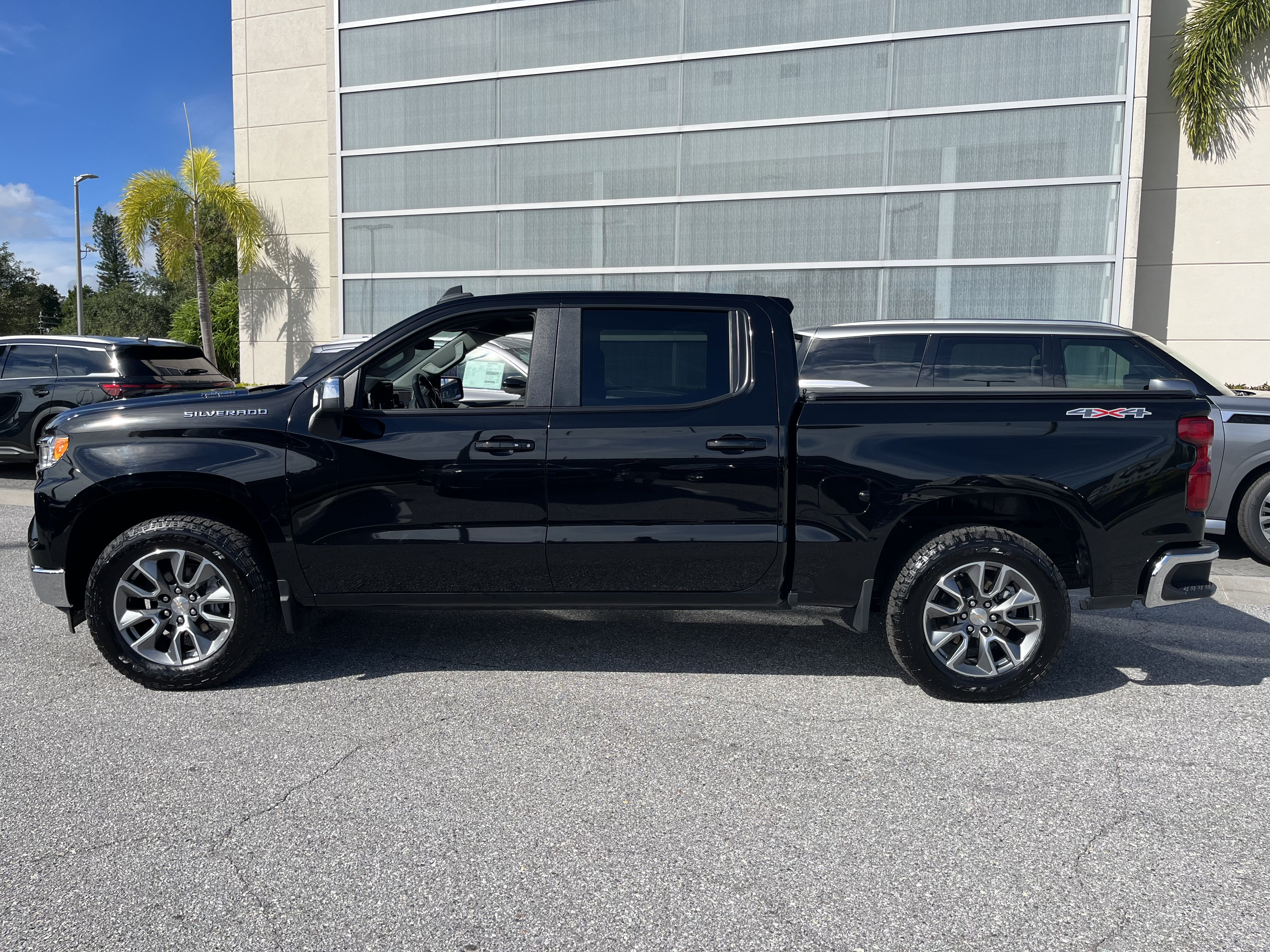 Used 2024 Chevrolet Silverado 1500 LT AWD/4WD image 5