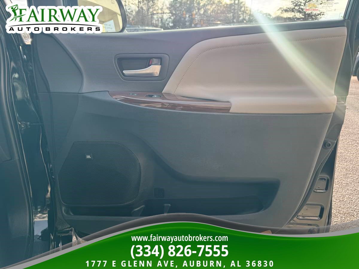Used 2020 Toyota Sienna Limited Premium w/ Carpet Mat Package AWD/4WD image 32