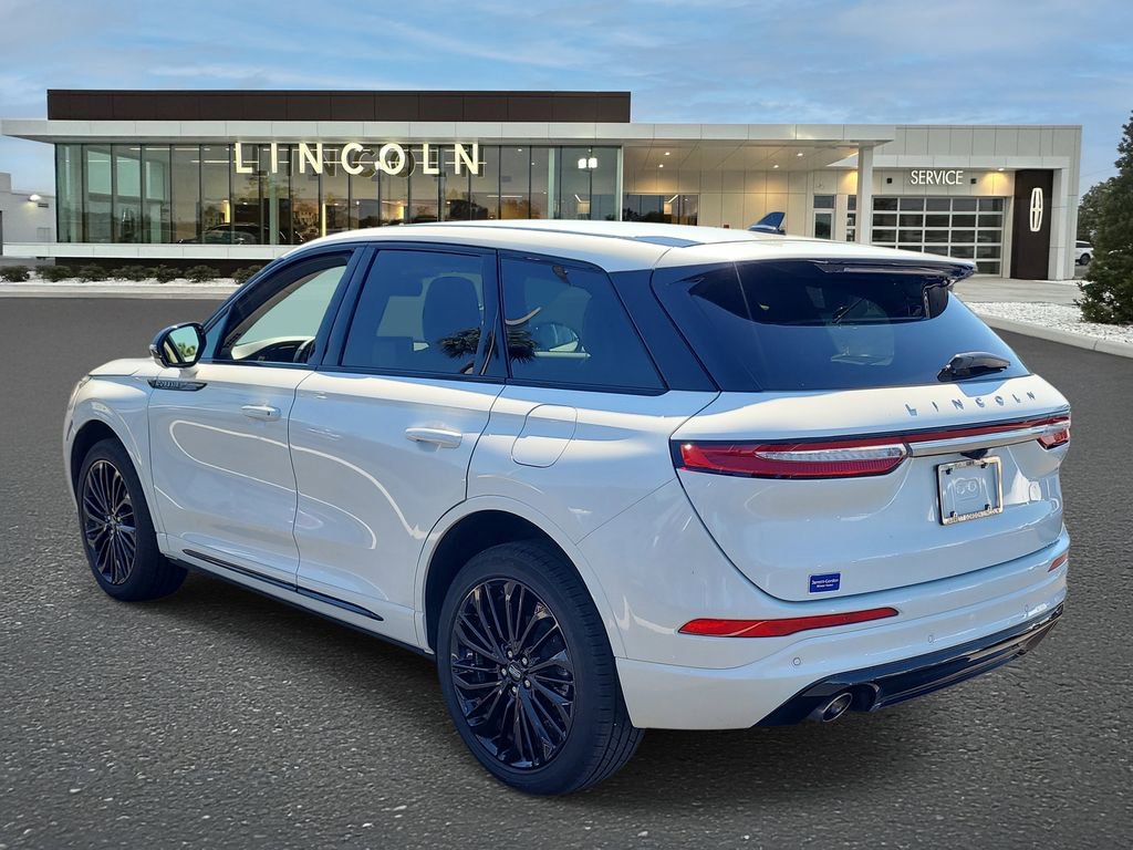 Used 2025 Lincoln Corsair Reserve w/ Jet Appearance Package image 3