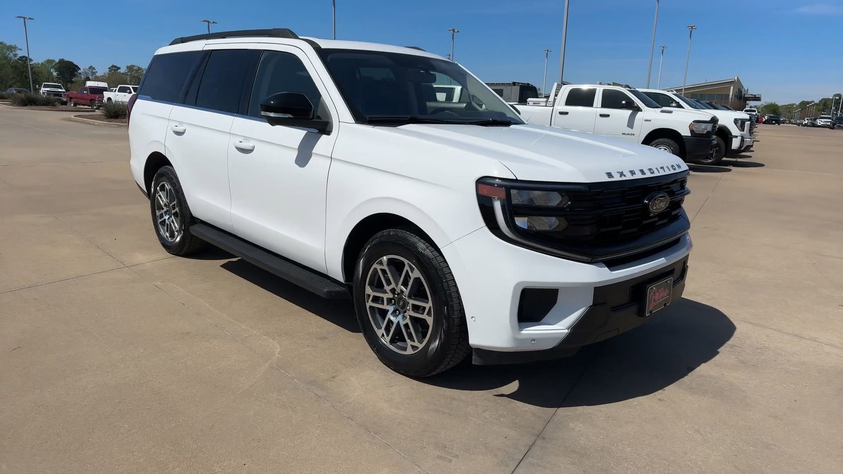 Used 2025 Ford Expedition Active AWD/4WD image 3