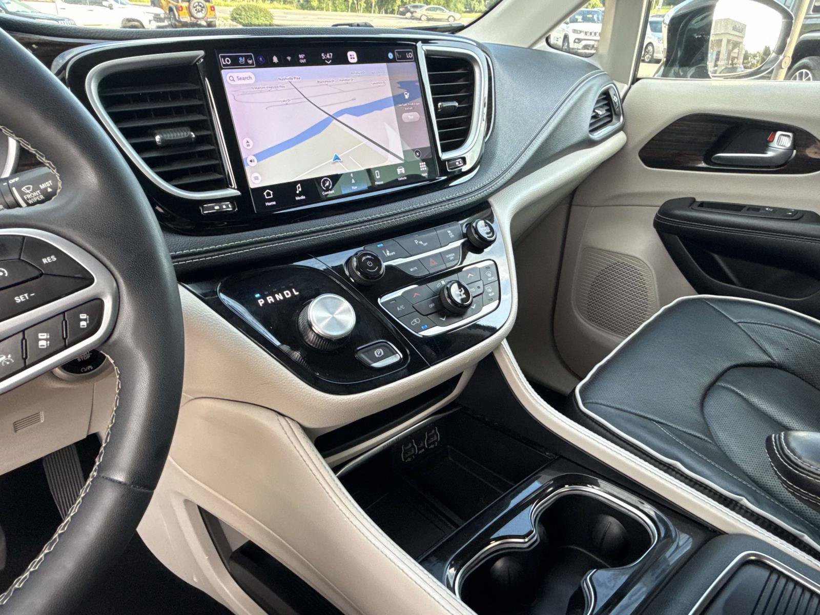 Used 2023 Chrysler Pacifica Limited FWD image 32