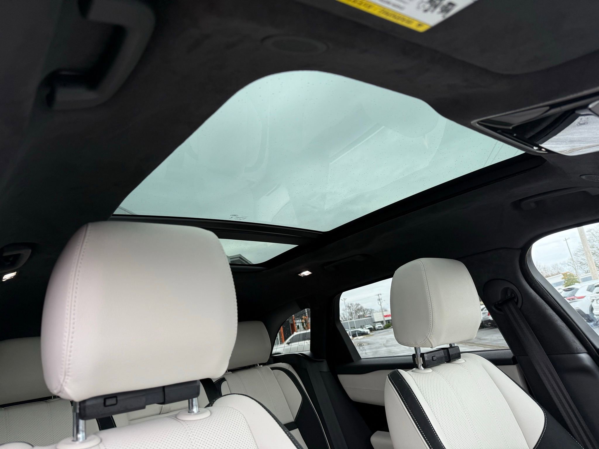 Used 2023 Land Rover Range Rover Velar R-Dynamic S image 30