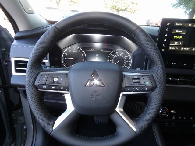 New 2025 Mitsubishi Outlander SE image 31