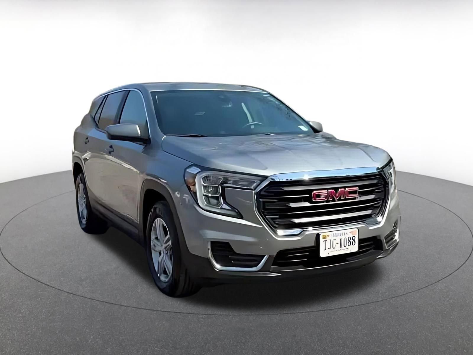 Used 2024 GMC Terrain SLE image 3