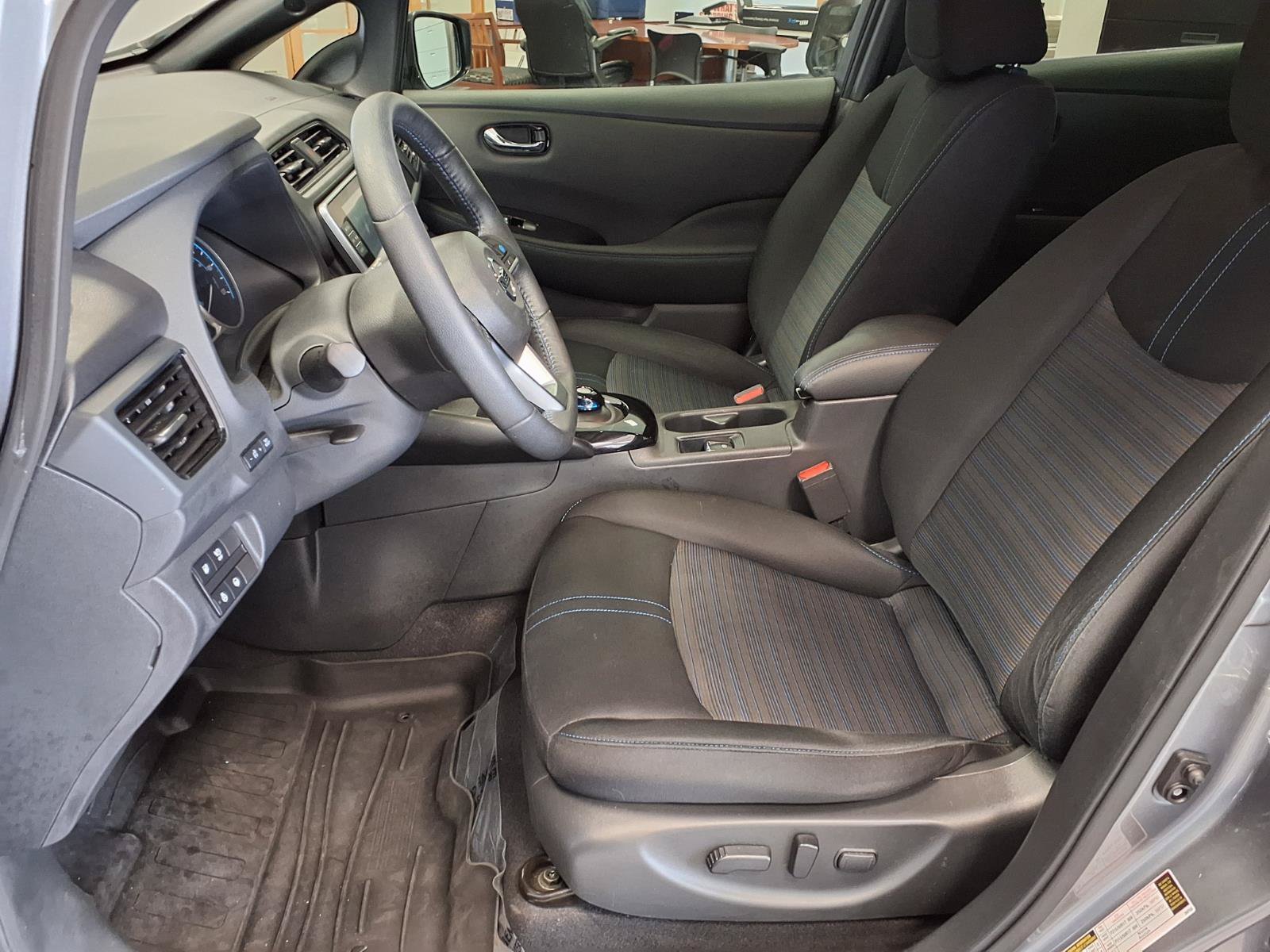 Used 2022 Nissan Leaf SV w/ SV Technology Package FWD image 19