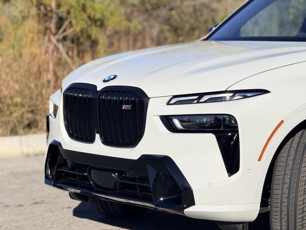 New 2026 BMW X7 M60i w/ Climate Comfort Package image 3