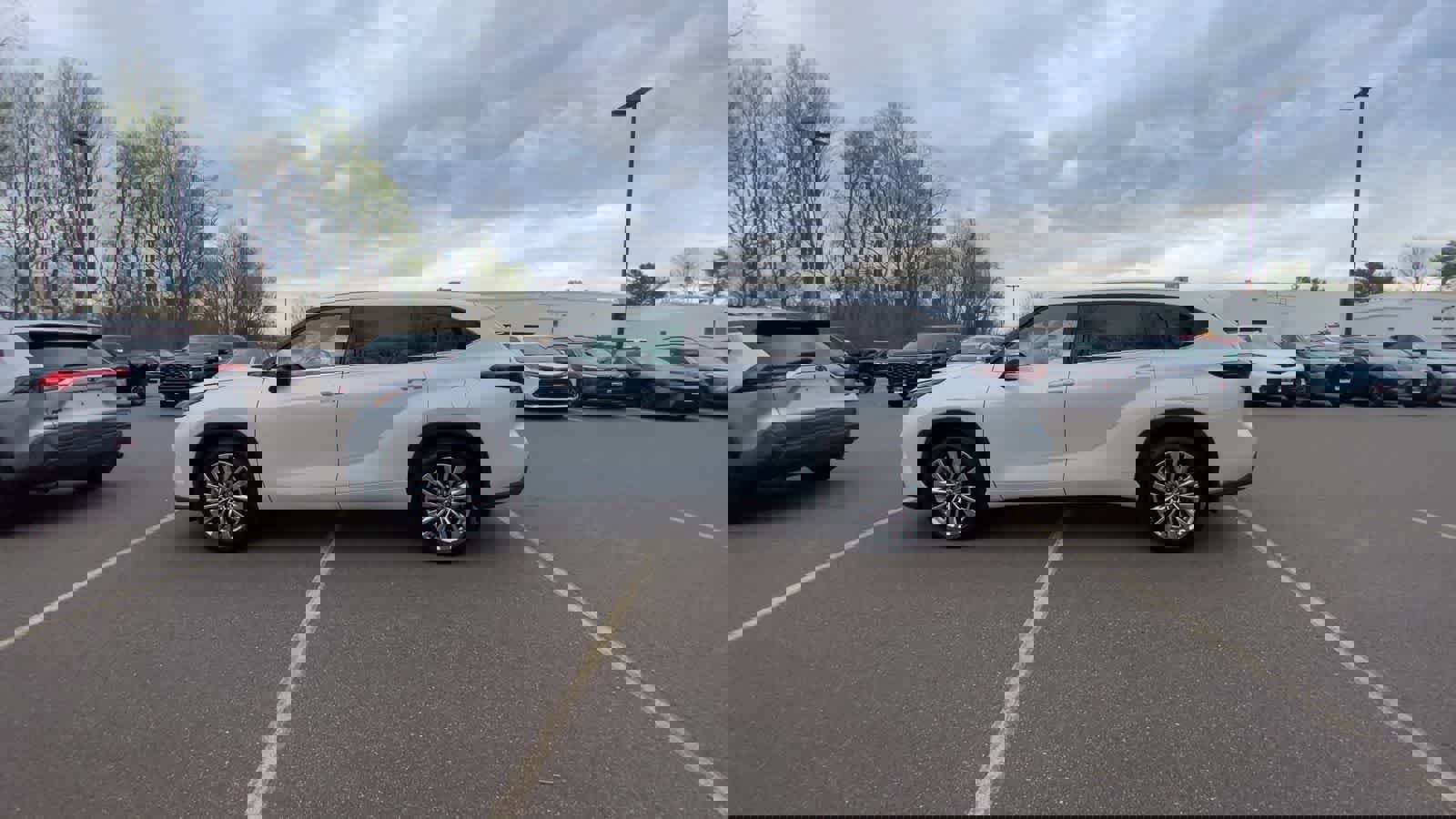 Certified 2025 Toyota Highlander Platinum image 5