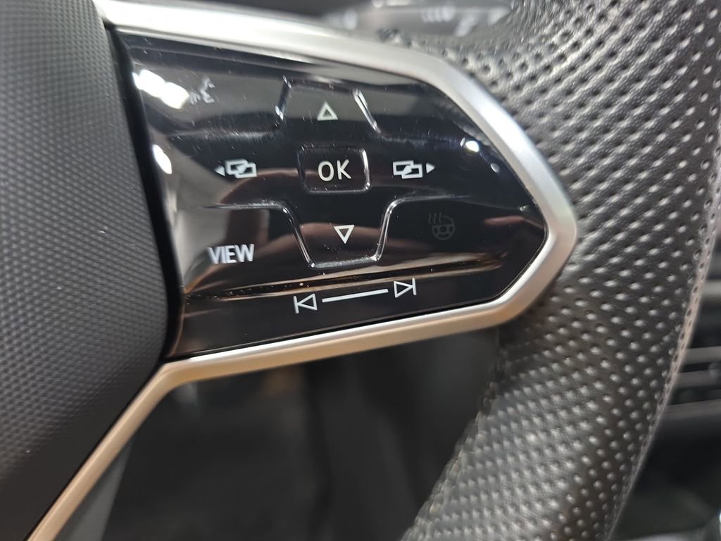 Used 2022 Volkswagen Tiguan SE R-Line image 18