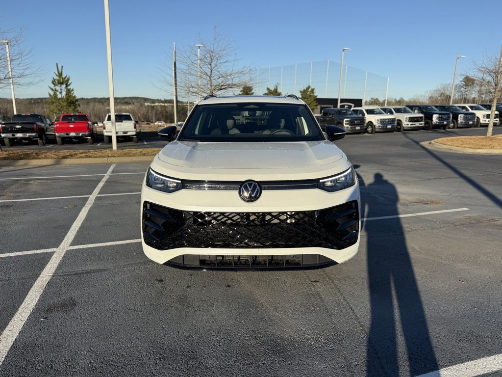 Used 2025 Volkswagen Tiguan SE R-Line image 2