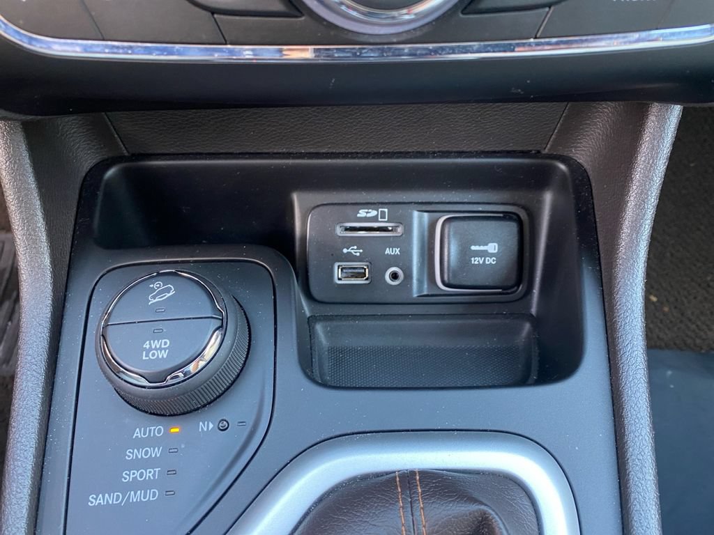 Used 2017 Jeep Cherokee Overland AWD/4WD image 26