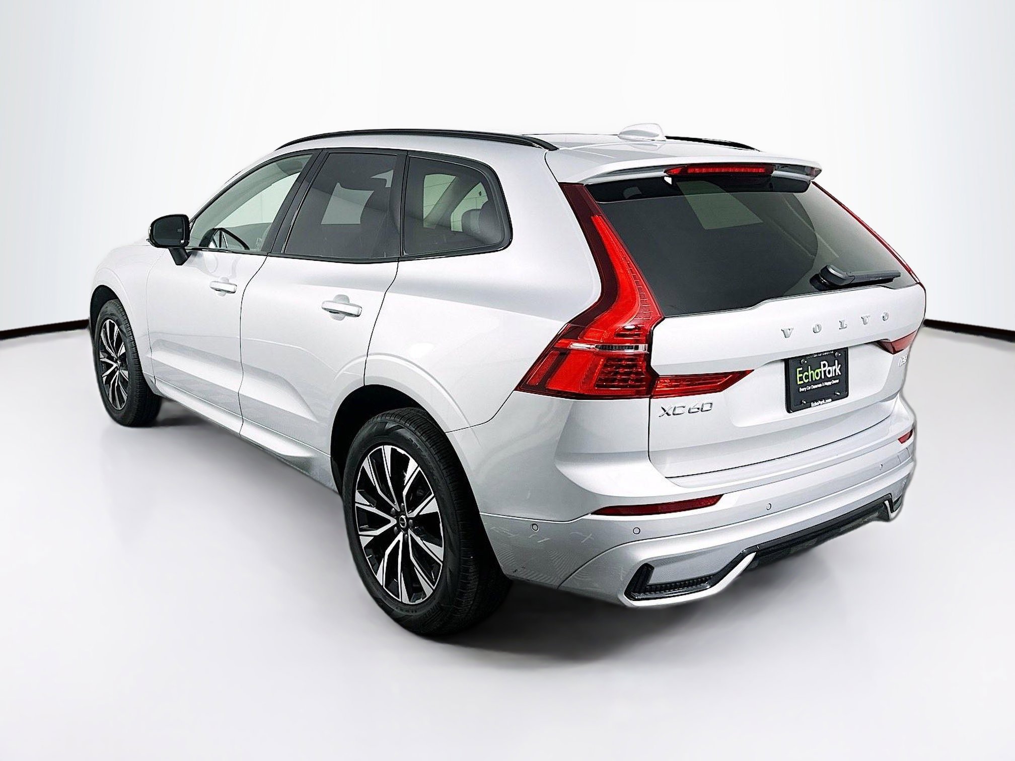 Used 2025 Volvo XC60 B5 Plus image 5