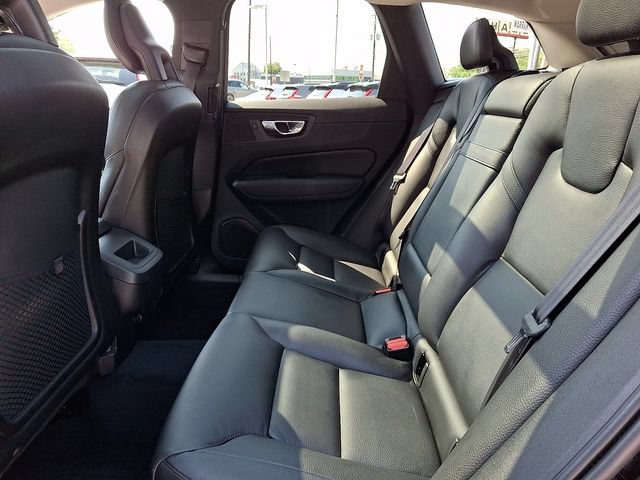Used 2018 Volvo XC60 T5 Momentum w/ Vision Package AWD/4WD image 10