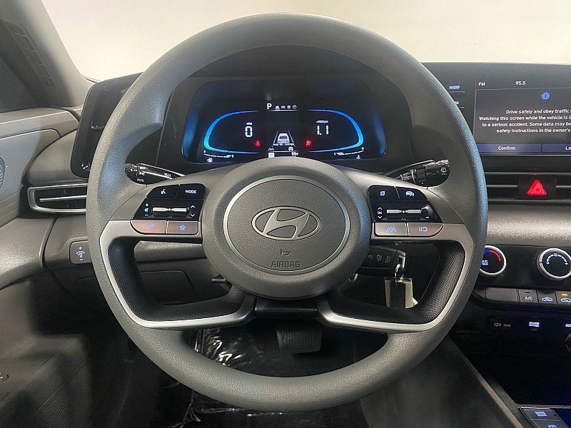 Used 2025 Hyundai Elantra SE image 20