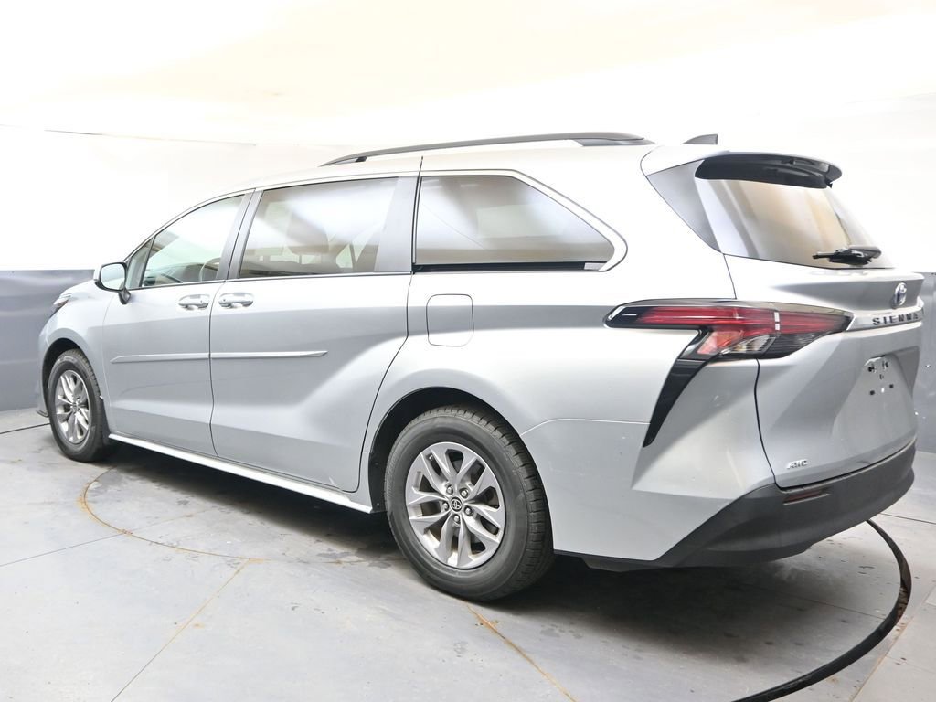Used 2022 Toyota Sienna LE AWD/4WD image 3