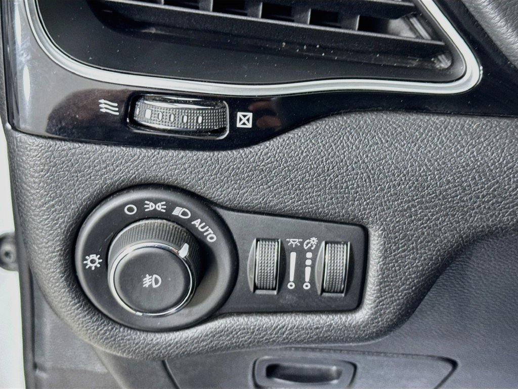 Used 2020 Jeep Cherokee Latitude Plus FWD image 11