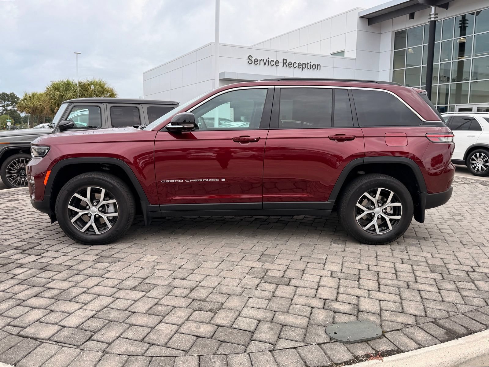 Used 2024 Jeep Grand Cherokee Limited w/ Luxury Tech Group II AWD/4WD image 12