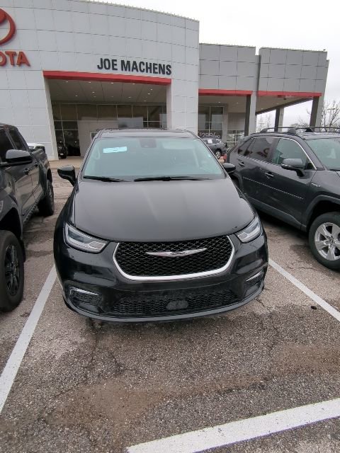 Used 2024 Chrysler Pacifica Select image 6