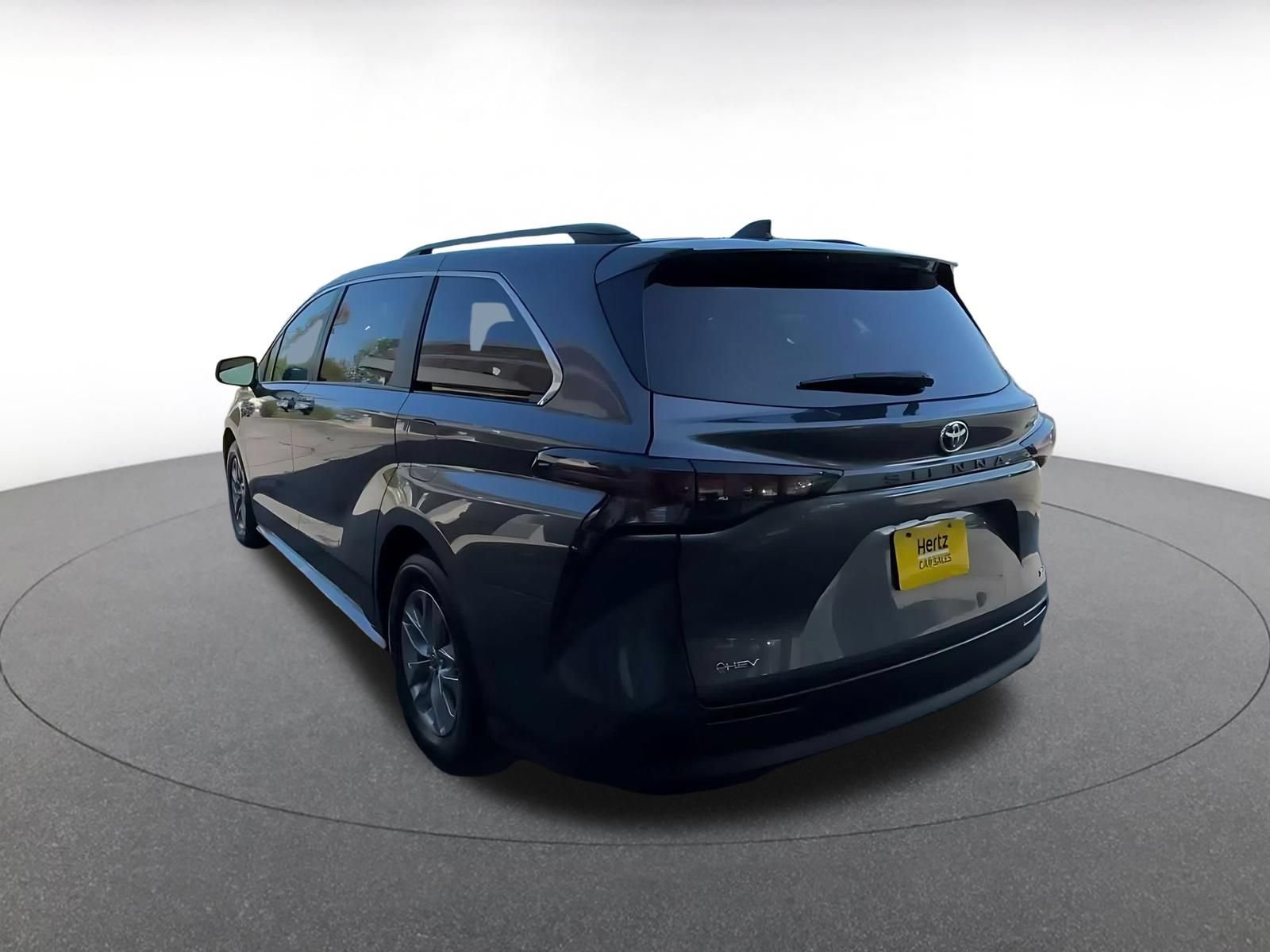 Used 2025 Toyota Sienna XLE FWD image 4