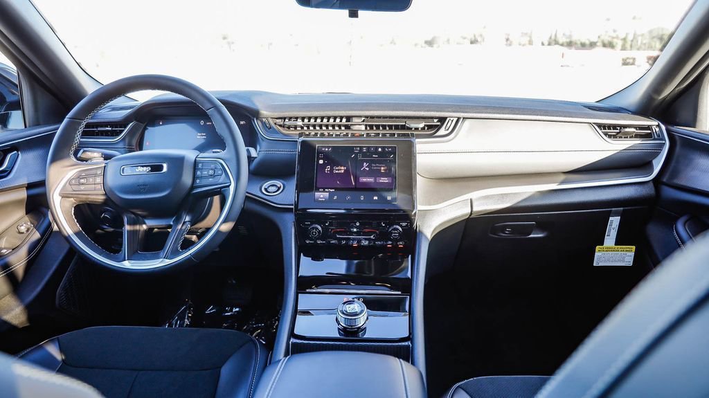 New 2025 Jeep Grand Cherokee Altitude image 13