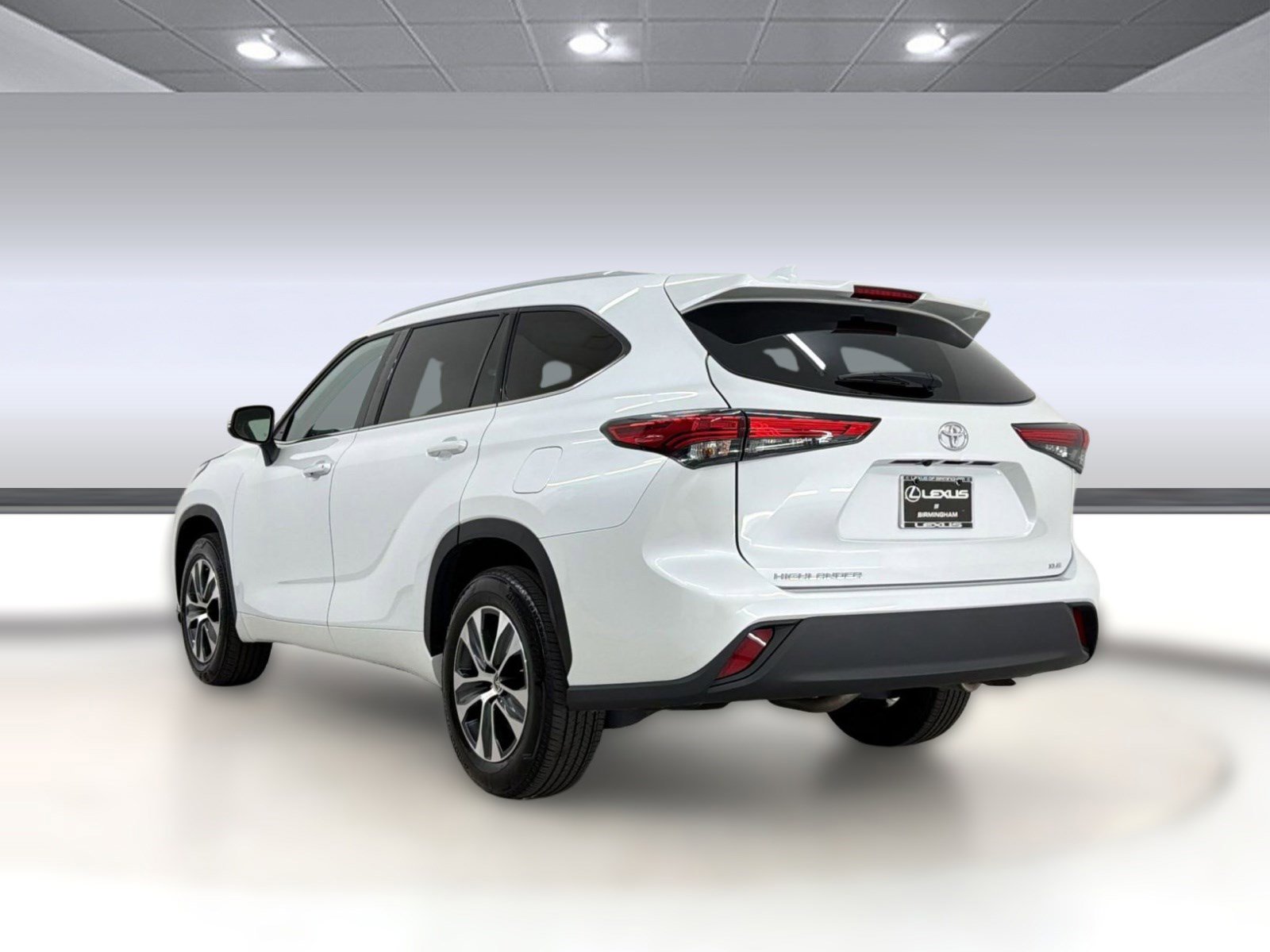 Used 2022 Toyota Highlander XLE FWD image 3