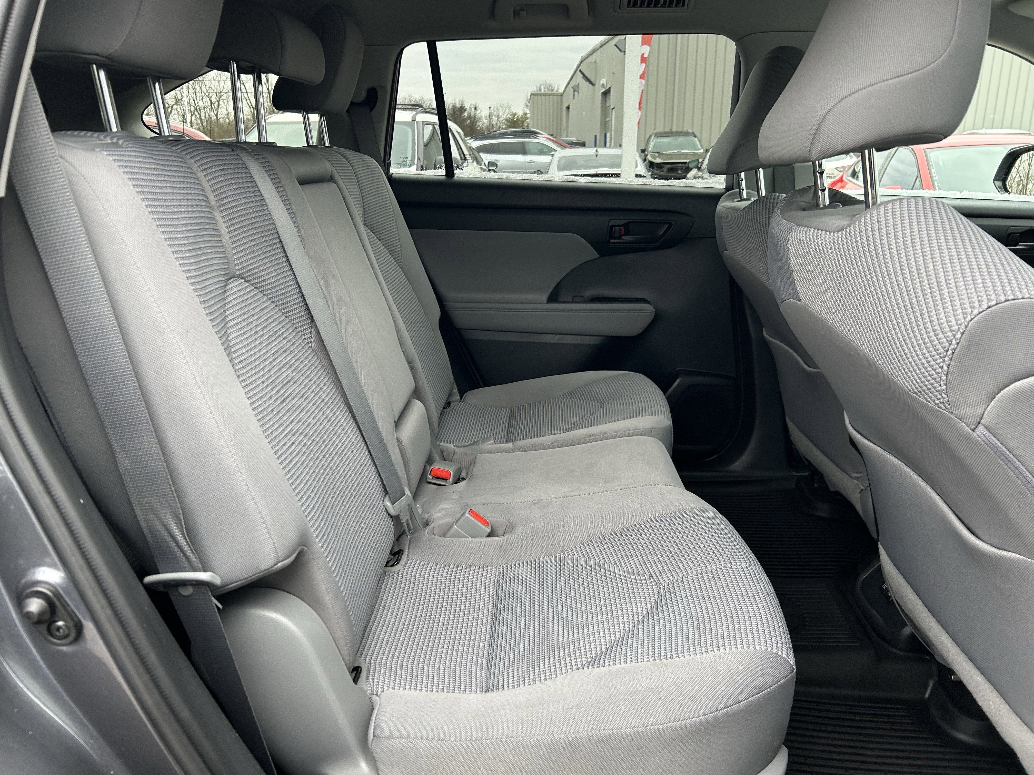 Used 2021 Toyota Highlander L image 25