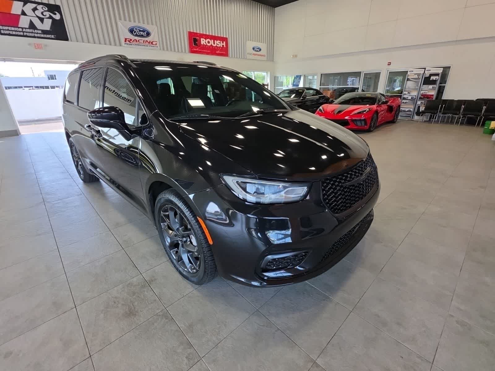 Used 2021 Chrysler Pacifica Limited AWD/4WD image 4