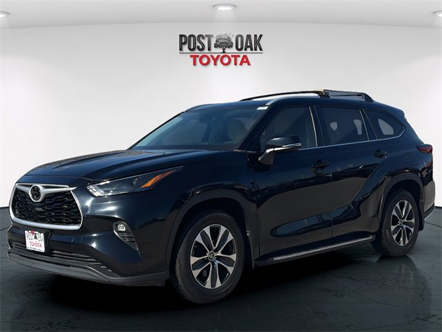 Used 2023 Toyota Highlander XLE image 3