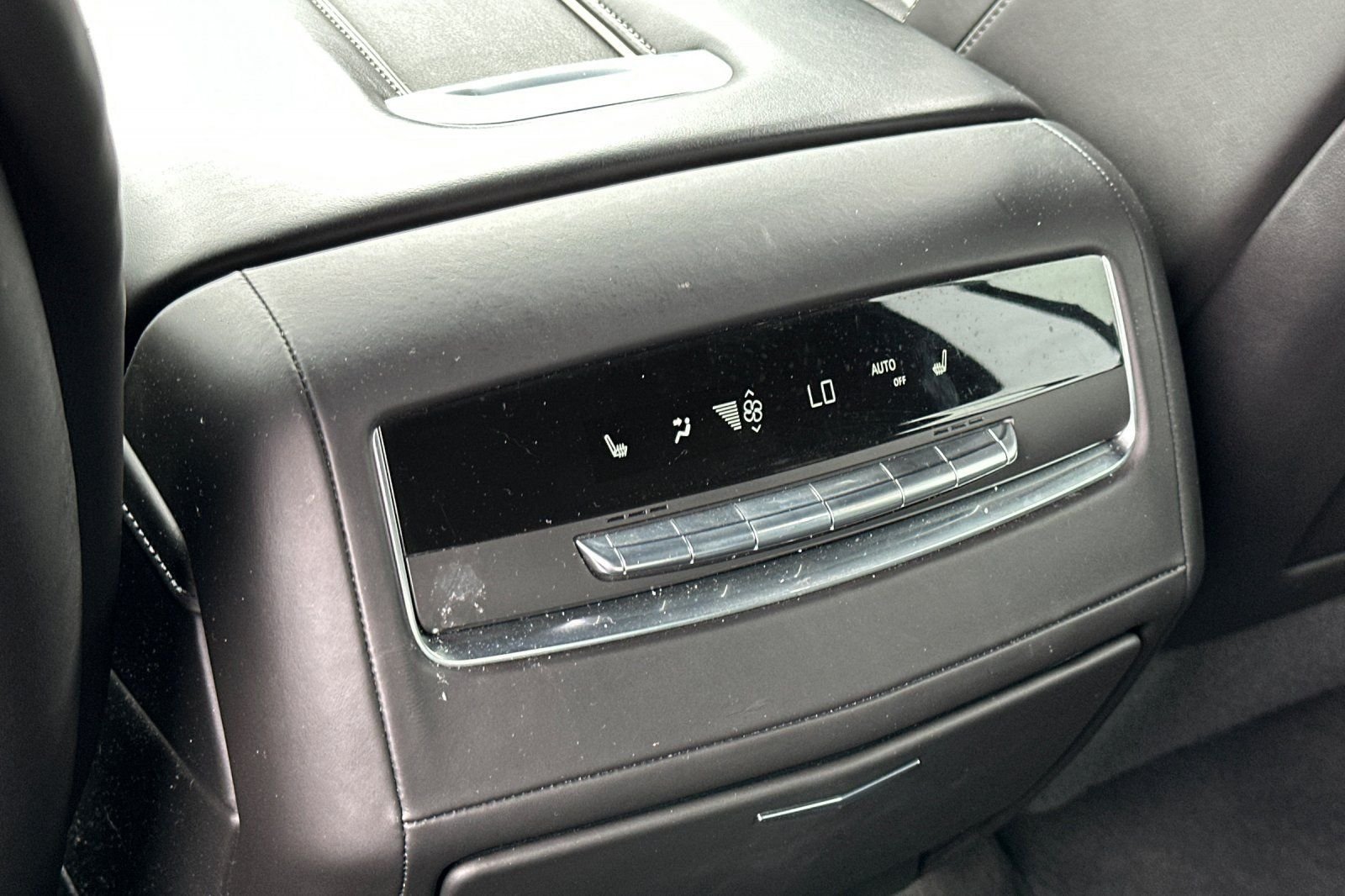 Used 2023 Cadillac Escalade Premium Luxury Platinum AWD/4WD image 14