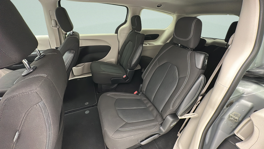 Used 2022 Chrysler Voyager LX FWD image 9