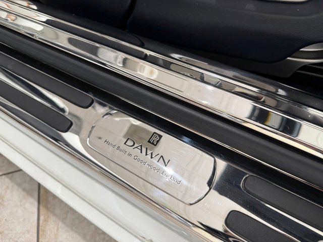 Used 2016 Rolls-Royce Dawn RWD image 21