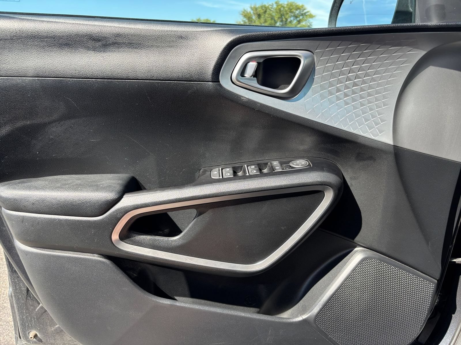 Used 2025 Kia Soul LX w/ LX Technology Package FWD image 18