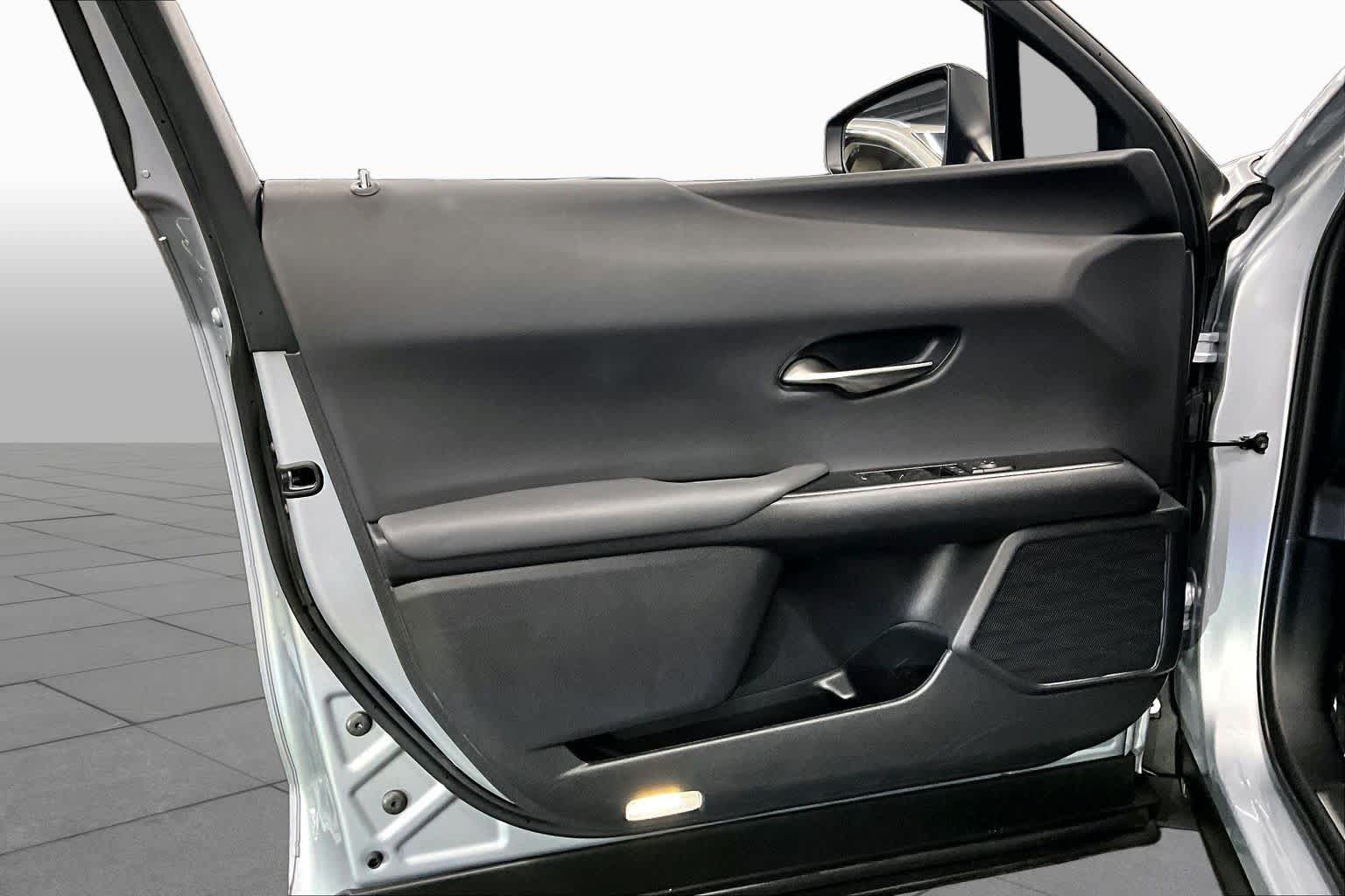 Used 2025 Lexus UX 300h FWD w/ Accessory Package (Z2) image 21