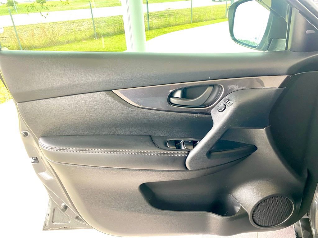 Used 2019 Nissan Rogue S FWD image 13
