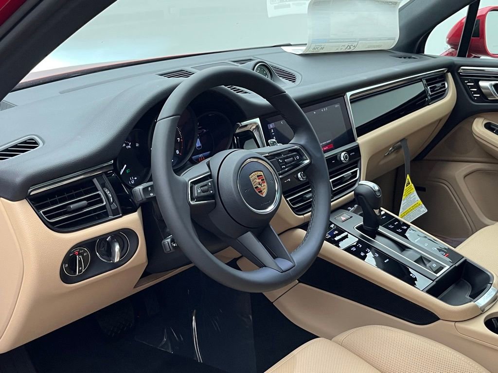 Certified 2025 Porsche Macan image 4