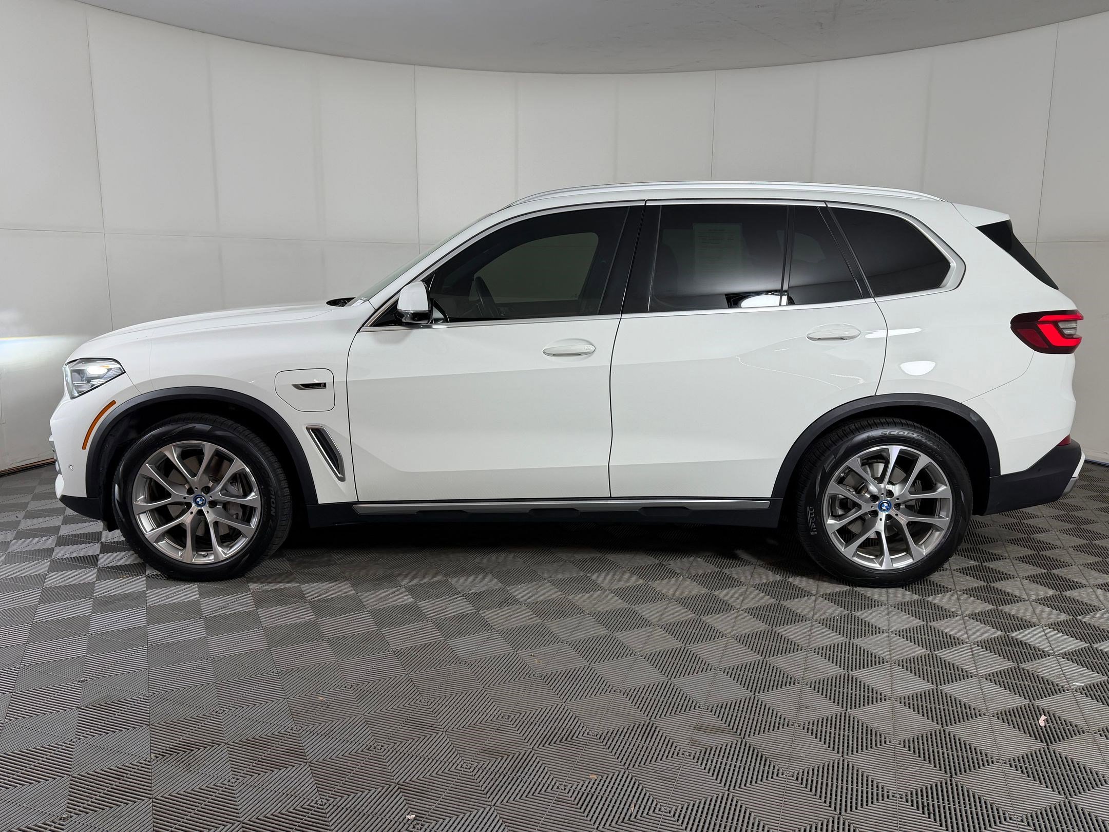 Certified 2022 BMW X5 xDrive45e w/ Climate Comfort Package image 2
