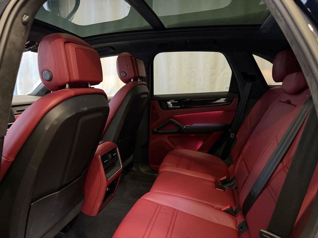 Used 2022 Porsche Cayenne S AWD/4WD image 18