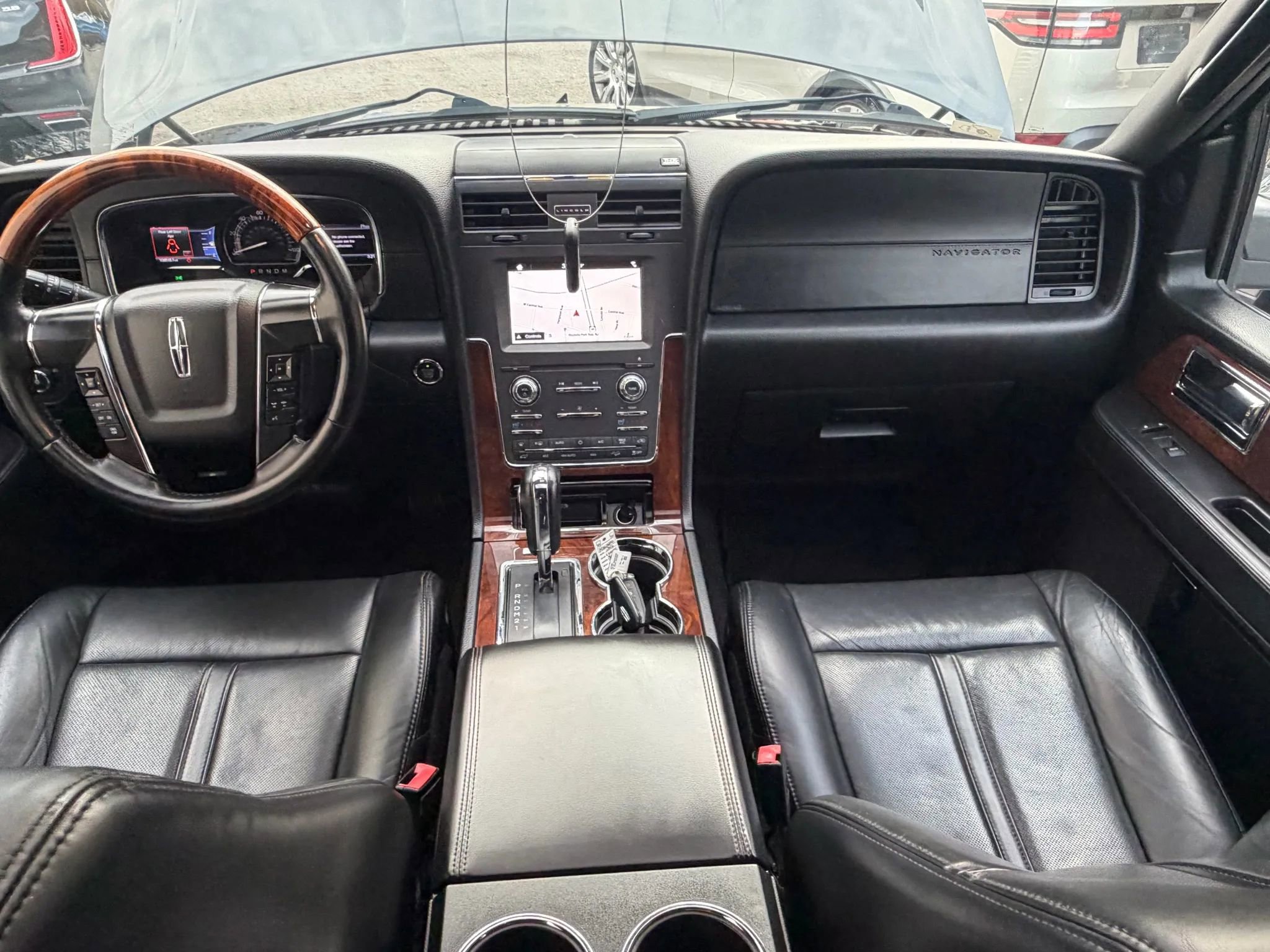 Used 2016 Lincoln Navigator Select image 18