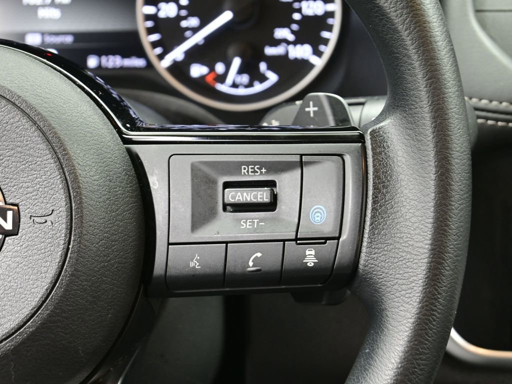 Used 2023 Nissan Rogue SV image 2