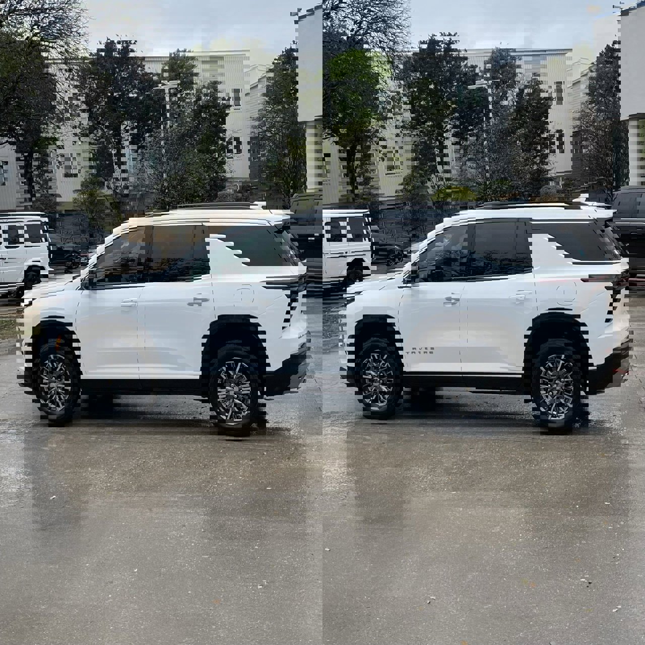 Used 2025 Chevrolet Traverse LT image 3