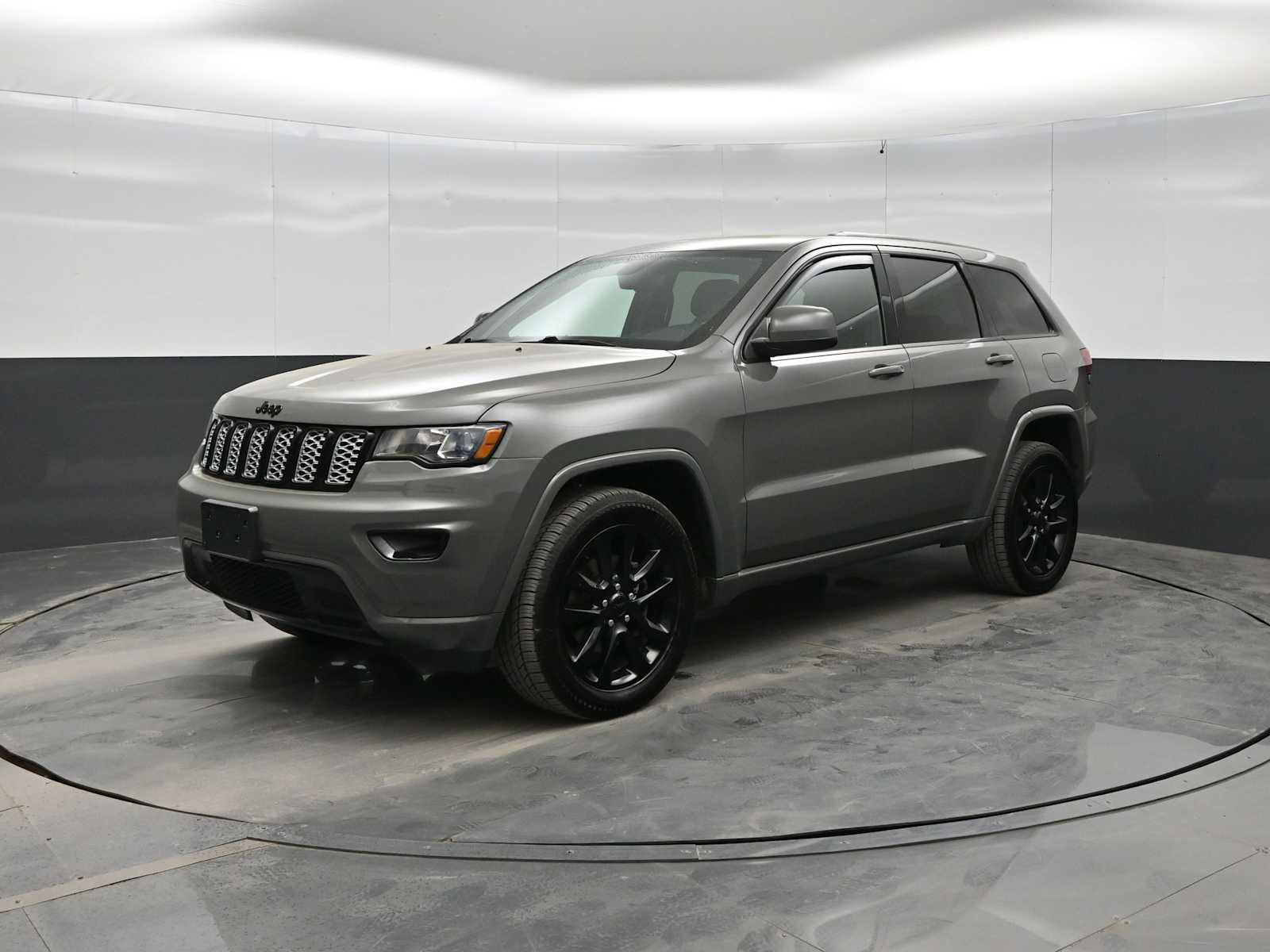 Used 2019 Jeep Grand Cherokee Altitude image 4