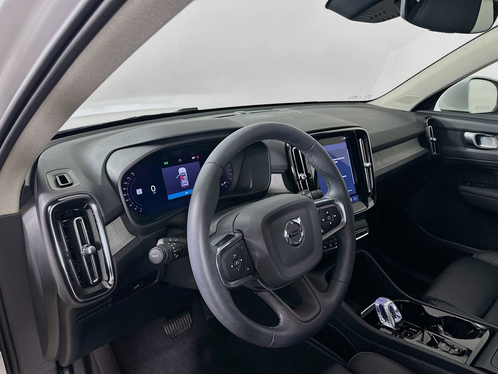 Used 2024 Volvo XC40 B5 Plus w/ Climate Package AWD/4WD image 31