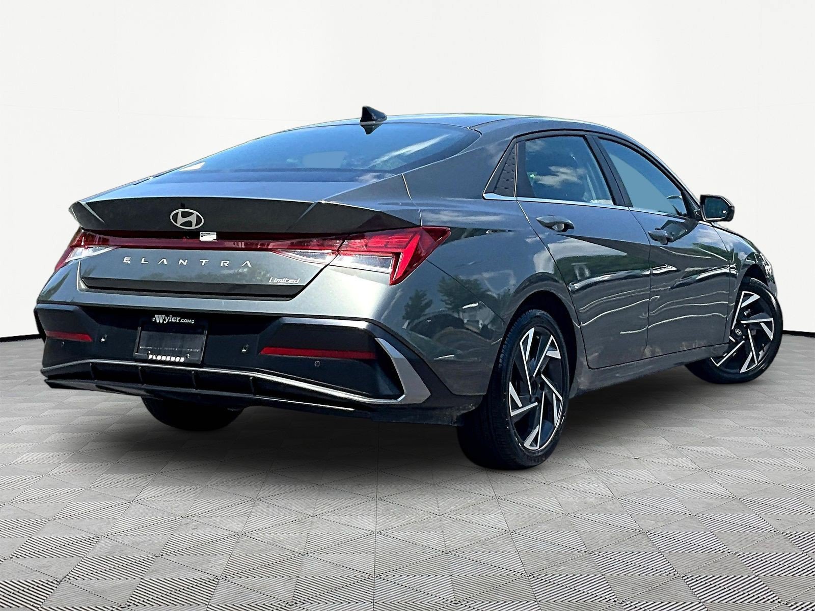 Used 2024 Hyundai Elantra Limited FWD image 6