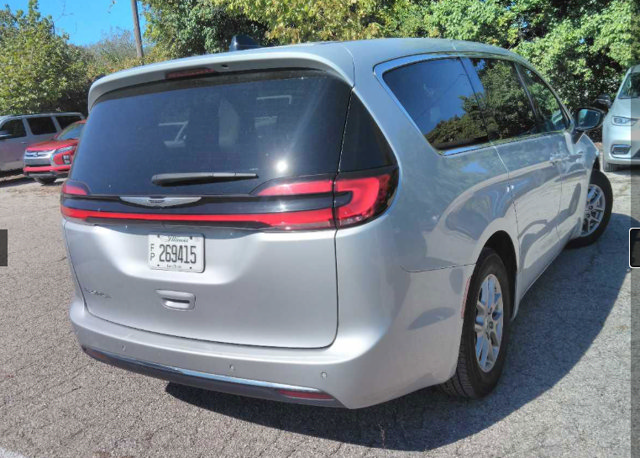 Used 2024 Chrysler Pacifica Touring-L FWD image 3