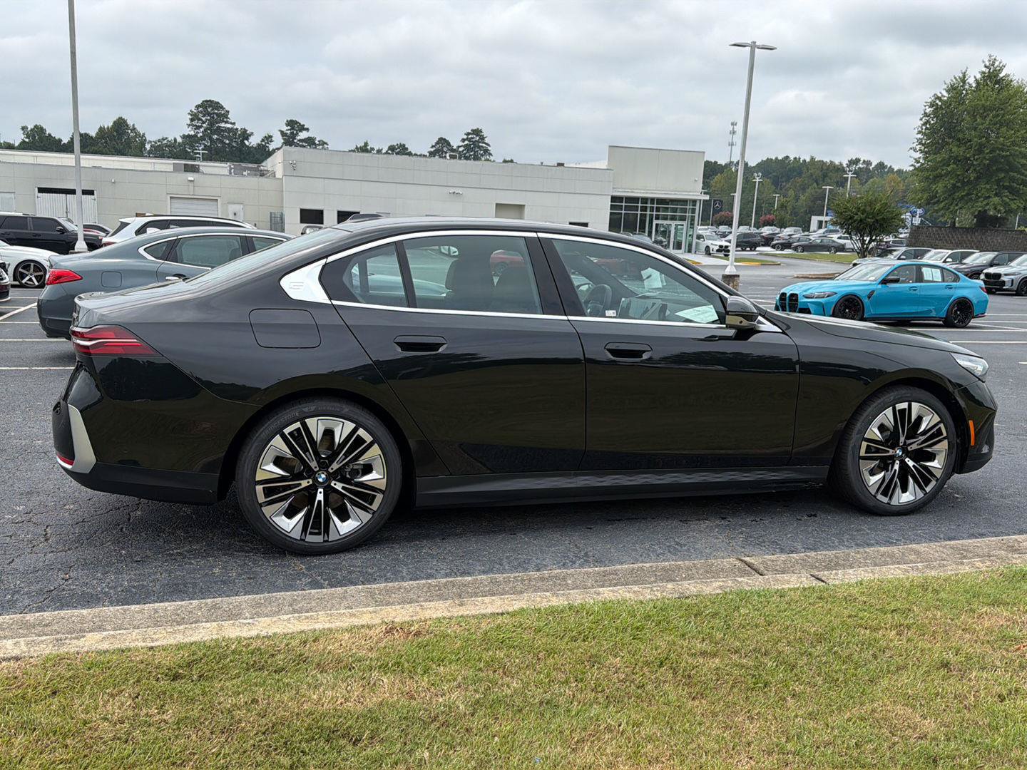New 2027 BMW i5 eDrive40 w/ Premium Package RWD image 7