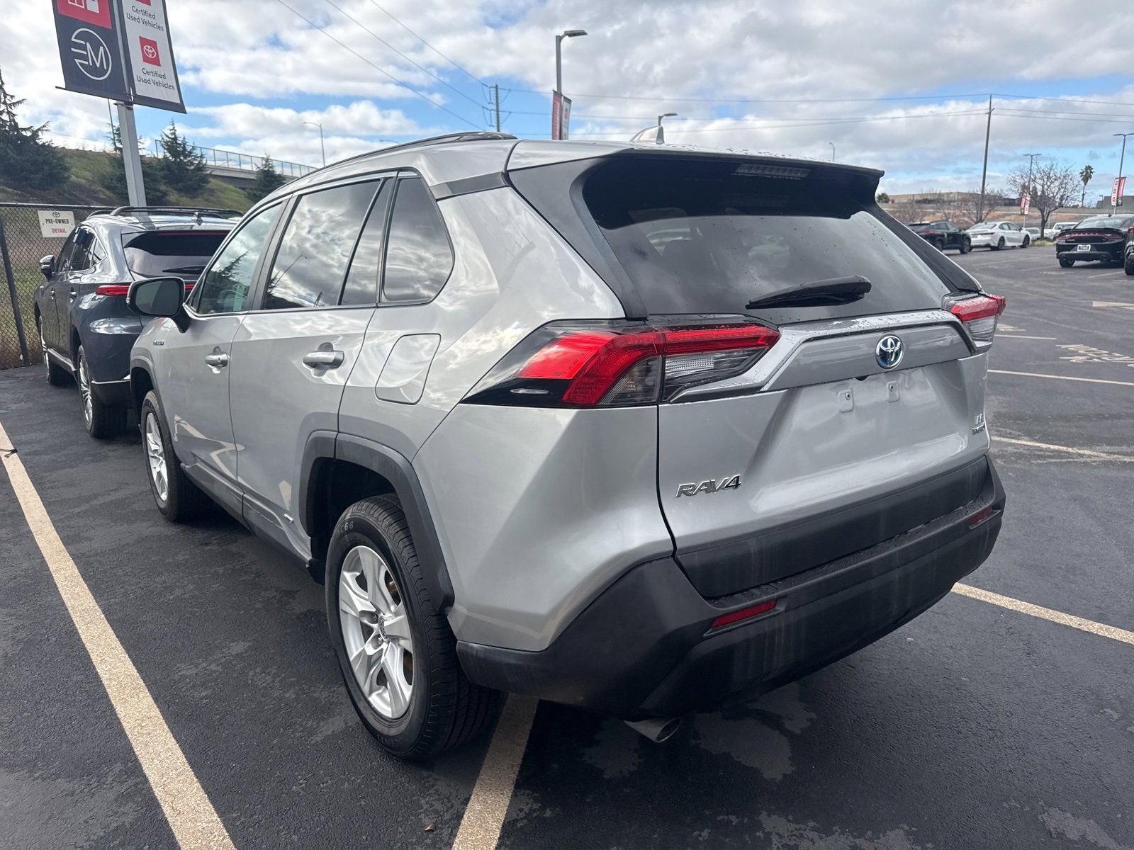 Used 2021 Toyota RAV4 LE w/ Carpet Mat Package (TMS) image 4